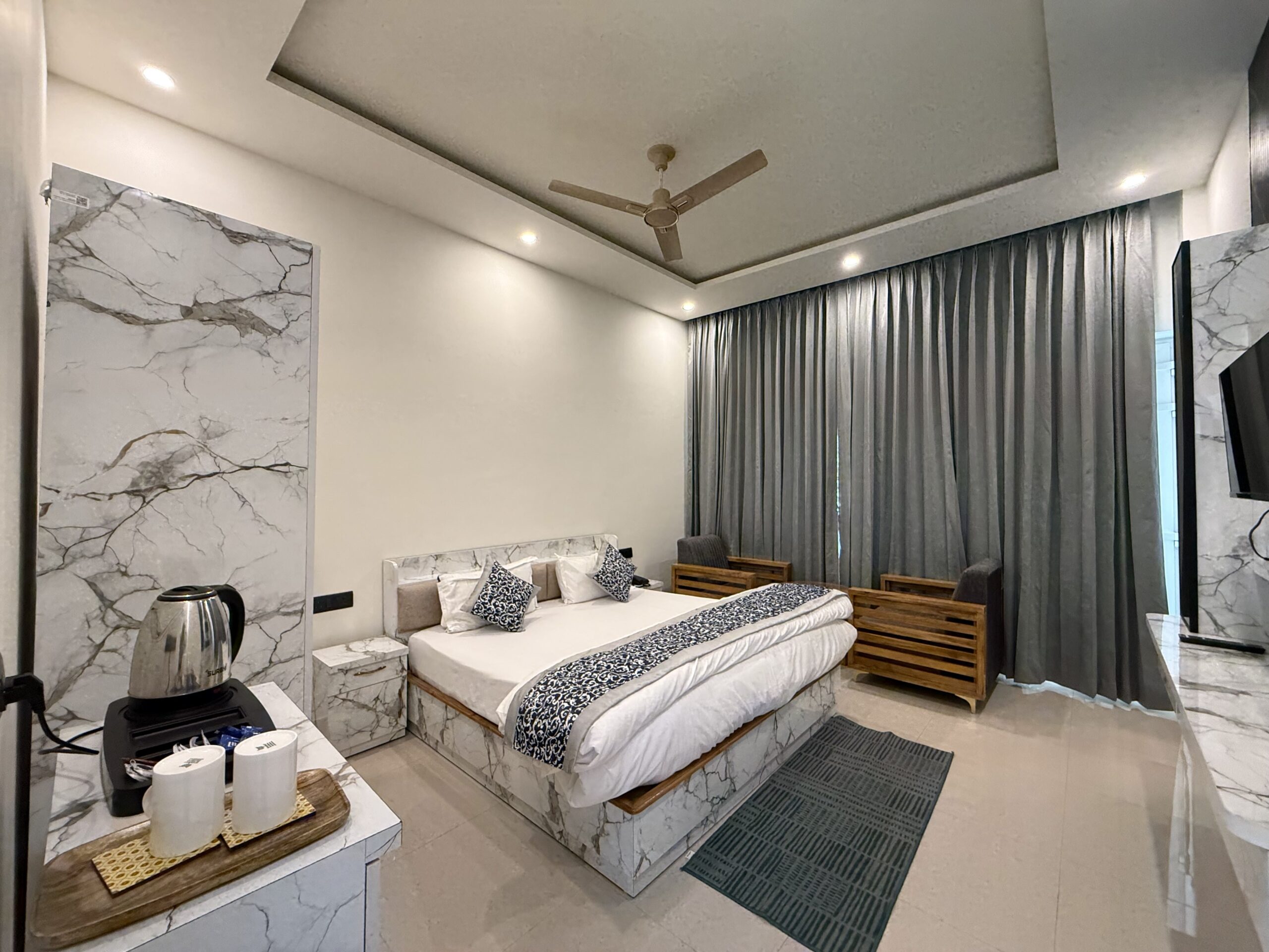 Spacious two-bedroom suite with a shared living area and a sweeping scenic terrace. Ideal for families or groups seeking comfort with the best views in the house.